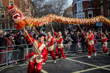 İnsanlar Londra 'da Çin Yeni Yılı kutluyor