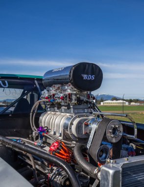 kalkış yarışlarında otomobiller       
