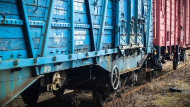 Arka bahçede paslı bir tren var.