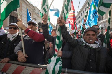 İtalya 'nın çok uluslu petrol ve doğalgaz şirketi Eni' nin çalışanları 19 Şubat 2016 'da İtalya' nın Roma kentinde grev yaptı.