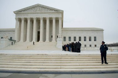 ABD, Washington DC: Yüksek Mahkeme Başkanı Antonin Scalia 'ya saygılarını sunmak için 19 Şubat 2016' da dinlenirken, Washington DC 'deki ABD Anayasa Mahkemesi önünde kuyruk oluşuyor.