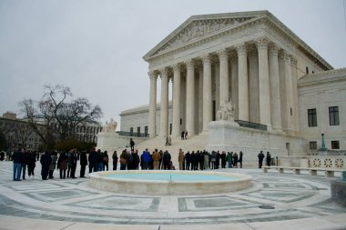 ABD, Washington DC: Yüksek Mahkeme Başkanı Antonin Scalia 'ya saygılarını sunmak için 19 Şubat 2016' da dinlenirken, Washington DC 'deki ABD Anayasa Mahkemesi önünde kuyruk oluşuyor.