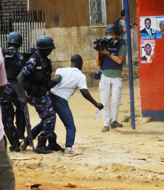 UGANDA, Kampala: Beşigye 'nin 19 Şubat 2016' da Uganda 'nın Kampala kentinde tutuklanmasının hemen ardından, parti genel merkezinde cumhurbaşkanı adayı Kiiza Besigye' nin destekçilerinden birini tutukladı. 