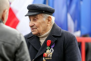 FRANCE, Ivry-sur-Seine: Ermeni kökenli Fransız militan Arsne Tchakarian, 2. Dünya Savaşı direniş grubu Missak Manouchian Fransız direniş grubunun hayatta kalan son üyesi, 21 Şubat 2016 'da Ivry-sur-Seine askeri mezarlığında duruyor.