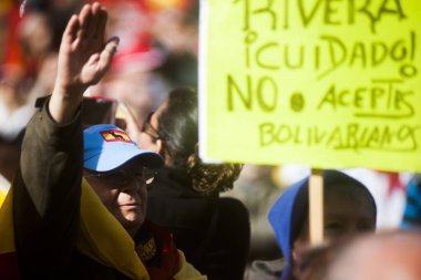 İspanya 'nın ulusal günü boyunca Katalonya' nın bağımsızlığını protesto etmek için 12 Ekim 2015 'te Barselona' daki Plaza Catalunya 'da binlerce kişi yürüyüş yaptı..