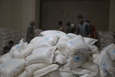 SYRIA, Kafr Batna: Suriye Kızıl Hilal personeli, 23 Şubat 2016 'da Suriye' nin güneyindeki isyancıların elinde bulunan Doğu Ghouta bölgesindeki Kafr Batna 'daki bir depoya insani yardım gönderildiğini araştırıyor.