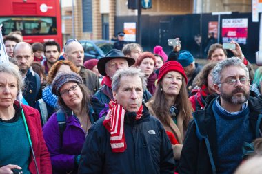 UNITED-KINGDOM, Londra: Protestocular 24 Şubat 2016 'da Londra' da Willesden Sulh Mahkemesi 'nde toplanırken,' Aptal Uçak 'grubu üyeleri göstericilere sesleniyor