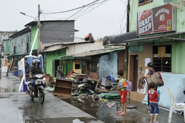 INDONESIA, Jakarta: Kuzey ve Batı Cakarta sınırındaki Penjaringan alt bölgesindeki Kalijodo genelev mahallesinin sakinleri 26 Şubat 2016 'da görüldü.