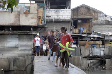 INDONESIA, Jakarta: Kuzey ve Batı Cakarta sınırındaki Penjaringan alt bölgesindeki Kalijodo genelev mahallesinin sakinleri 26 Şubat 2016 'da görüldü.