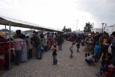 GREECE, Idomeni: 26 Şubat 2016 'da Yunanistan' ın kuzeyindeki Yunanistan-Makedonya sınırındaki İdomeni göçmen kampında mülteciler kuyruğa girdi