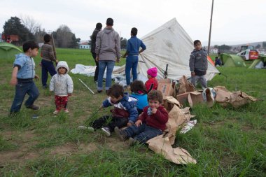 GREECE, Idomeni: 26 Şubat 2016 'da Yunanistan' ın kuzeyindeki Yunanistan-Makedonya sınırındaki İdomeni göçmen kampında mülteciler kuyruğa girdi