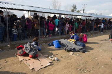 GREECE, Idomeni: 26 Şubat 2016 'da Yunanistan' ın kuzeyindeki Yunanistan-Makedonya sınırındaki İdomeni göçmen kampında mülteciler kuyruğa girdi