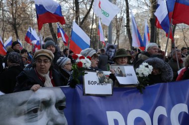 RUSSIA, Moskova: Rus muhalif siyasi Boris Nemtsov 'un ölüm yıldönümü, 27 Şubat 2016' da Moskova şehir merkezinde yürüyüş yapan göstericiler tarafından onurlandırıldı. 
