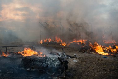 FRANCE, Calais: Yetkililer 29 Şubat 2016 tarihinde Fransa 'nın Calais kentindeki' Orman 'göçmen kampını dağıtırken geçici kamp alanı. Tabelasında 