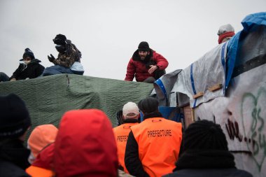 FRANCE, Calais - 1 Mart 2016: Fransa 'nın kuzey liman kenti Calais' teki Orman göçmenleri ve mülteci kampı kampı kampın yarısının dağıtılması sırasında. İşçiler kampın güney kesiminde ikinci bir yıkım gününe başlayacaktı.