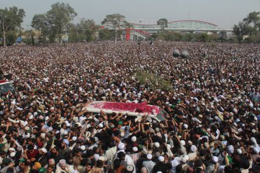 PAKISTAN, Rawalpindi: Pakistanlı yaslılar, 1 Mart 2016 'da Rawalpindi' de düzenlenecek cenaze töreni öncesinde suçlu bulunan Mumtaz Qadri 'nin tabutunu taşıyan aracın etrafında toplandılar. 