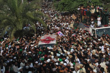 PAKISTAN, Rawalpindi: Pakistanlı yaslılar, 1 Mart 2016 'da Rawalpindi' de düzenlenecek cenaze töreni öncesinde suçlu bulunan Mumtaz Qadri 'nin tabutunu taşıyan aracın etrafında toplandılar. 