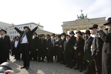 GERMANY, Berlin: Berlin 'de düzenlenen hahamlar konferansına katılan 150 hahamdan bazıları 1 Mart 2016 