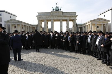 GERMANY, Berlin: Berlin 'de düzenlenen hahamlar konferansına katılan 150 hahamdan bazıları 1 Mart 2016 
