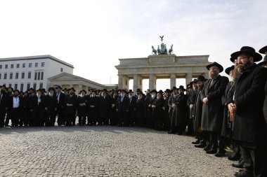 GERMANY, Berlin: Berlin 'de düzenlenen hahamlar konferansına katılan 150 hahamdan bazıları 1 Mart 2016 