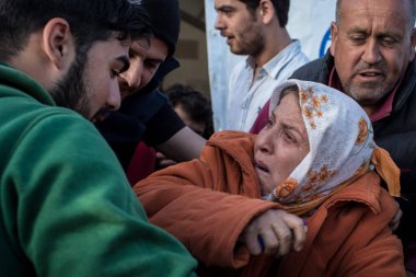 GREECE, Idomeni: Makedonya 'nın sınırını kapatma kararını protesto etmek amacıyla 1 Mart 2016' da Idomeni 'de kendini ateşe vermeye çalışan çaresiz bir kadın ağlıyor.