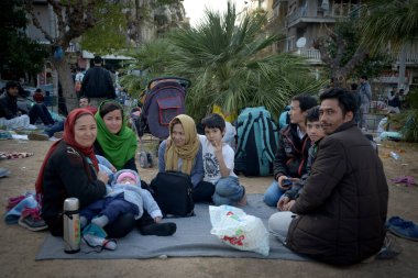 GREECE, Atina: 1 Mart 2016 'da Yunanistan' ın başkenti Atina 'daki Victoria Meydanı' ndaki sokakta yüzlerce mülteci uyuyor. Yunan polisi, Makedonya sınırındaki tecrit nedeniyle onların seyahat etmesine izin vermiyor.