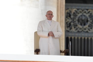 Papa Francis, Vatikan 'ın Vatikan kentindeki Vatikan Meydanı' ndaki Aziz Peter Meydanı 'nda haftalık seyircilerinin ardından 4 Kasım 2015' te kalabalığın arasında yer alıyor..