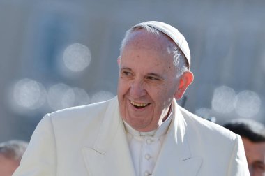 Papa Francis, Vatikan 'ın Vatikan kentindeki Vatikan Meydanı' ndaki Aziz Peter Meydanı 'nda haftalık seyircilerinin ardından 4 Kasım 2015' te kalabalığın arasında yer alıyor..