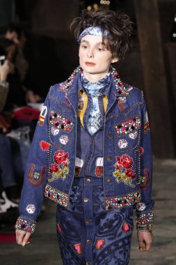 FRANCE, Paris: Manish Arora 'nın 2016-2017 sonbahar / kış giyime hazır moda defilesinde sunduğu modeller 3 Mart 2016 