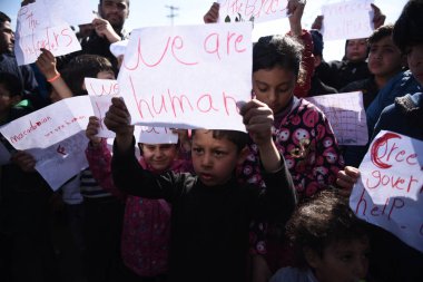 GREECE, Idomeni: Mülteciler, 9 Mart 2016 'da binlerce mülteci ve göçmenin Balkan sınırındaki abluka altında kaldığı Yunanistan' ın İdomeni köyü yakınlarındaki Yunan-Makedon sınırında demiryolu raylarında toplandılar.  