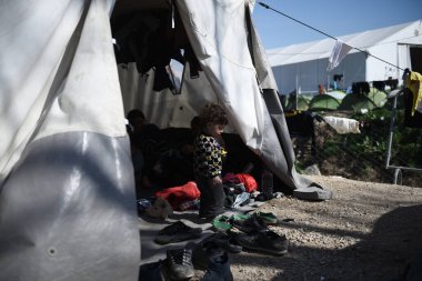 GREECE, Idomeni: Mülteciler, 9 Mart 2016 'da binlerce mülteci ve göçmenin Balkan sınırındaki abluka altında kaldığı Yunanistan' ın İdomeni köyü yakınlarındaki Yunan-Makedon sınırında demiryolu raylarında toplandılar.  