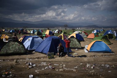 GREECE, Idomeni: Mülteciler, 9 Mart 2016 'da binlerce mülteci ve göçmenin Balkan sınırındaki abluka altında kaldığı Yunanistan' ın İdomeni köyü yakınlarındaki Yunan-Makedon sınırında demiryolu raylarında toplandılar.  