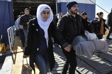 GREECE, Pire: Mülteci aileleri, 3 Mart 2016 'da Ege adalarından Mavi Yıldız Feribot şirketinin Diagoras adlı gemisine bindikten sonra Pire limanına geliyorlar. 3 Mart 2016 