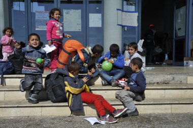 GREECE, Pire: Mülteci aileleri, 3 Mart 2016 'da Ege adalarından Mavi Yıldız Feribot şirketinin Diagoras adlı gemisine bindikten sonra Pire limanına geliyorlar. 3 Mart 2016 