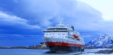 Norveç 'te beyaz ve kırmızı Finnmarken yolcu gemisi