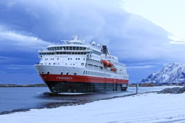 Norveç 'te beyaz ve kırmızı Finnmarken yolcu gemisi