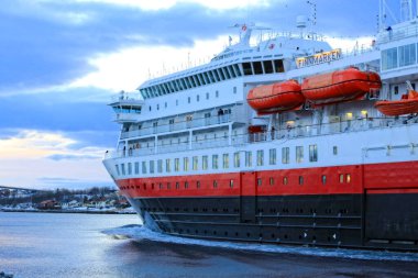 Norveç 'te beyaz ve kırmızı Finnmarken yolcu gemisi