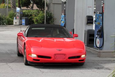  Mary Carey benzin alıyor ve yanlışlıkla pembe külotunu gösteriyor, Studio City, CA 
