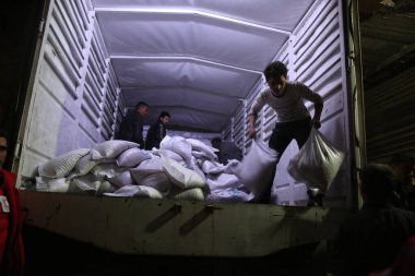 SYRIA, Saqba: Uzun zamandır beklenen Birleşmiş Milletler konvoyunun bir parçası olan bir kamyon, 4 Mart 2016 'da Suriye' nin Şam kentinin doğusunda, Saqba 'da havaya uçurulan bir binanın yanında duruyor..