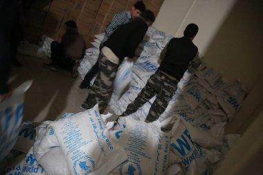 SYRIA, Saqba: Uzun zamandır beklenen Birleşmiş Milletler konvoyunun bir parçası olan bir kamyon, 4 Mart 2016 'da Suriye' nin Şam kentinin doğusunda, Saqba 'da havaya uçurulan bir binanın yanında duruyor..