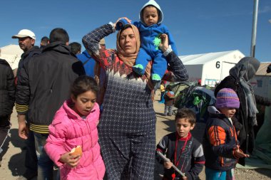 Yunanistan, Idomeni - 05 Mart 2016: Yunanistan-Makedonya sınırındaki bir mülteci kampında insanlar yemek kuyruğunda