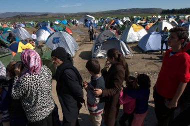 Yunanistan, Idomeni - 05 Mart 2016: Yunanistan-Makedonya sınırındaki bir mülteci kampında insanlar yemek kuyruğunda