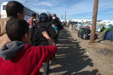 Yunanistan, Idomeni - 05 Mart 2016: Yunanistan-Makedonya sınırındaki bir mülteci kampında insanlar yemek kuyruğunda