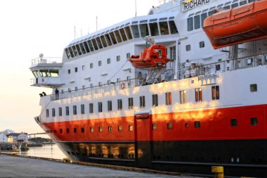 Hurtigruten gemisi MS Richard ile birlikte Trondheim, Norveç 'te demirli.