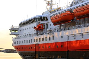 Hurtigruten gemisi MS Richard ile birlikte Trondheim, Norveç 'te demirli.