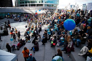 İngiltere, Londra: Göstericiler 6 Mart 2016 'da Londra' da düzenlenen 'Walk In her Shoes' etkinliği için yürüdüler.  