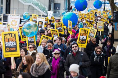 İngiltere, Londra: Göstericiler 6 Mart 2016 'da Londra' da düzenlenen 'Walk In her Shoes' etkinliği için yürüdüler.  