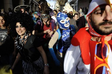 GREECE, Atina: Yunanistan 'ın başkenti Atina' da 6 Mart 2016 'da düzenlenen Karnaval kutlamalarında insanlar kostüm giyip yürüyor.