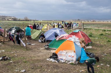 GREECE, Idomeni: Mülteciler, 9 Mart 2016 'da binlerce mülteci ve göçmenin Balkan sınırındaki abluka altında kaldığı Yunanistan' ın İdomeni köyü yakınlarındaki Yunan-Makedon sınırında demiryolu raylarında toplandılar.