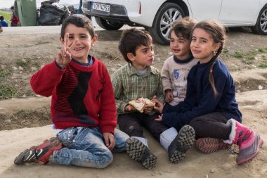 GREECE, Idomeni: Mülteciler, 9 Mart 2016 'da binlerce mülteci ve göçmenin Balkan sınırındaki abluka altında kaldığı Yunanistan' ın İdomeni köyü yakınlarındaki Yunan-Makedon sınırında demiryolu raylarında toplandılar.